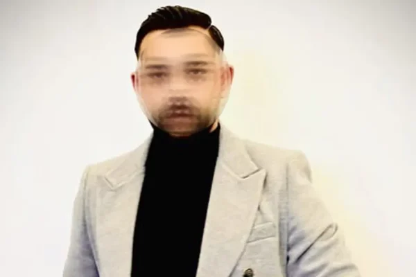 Eşini çocuklarının yanında vurdu, altınları alıp k...