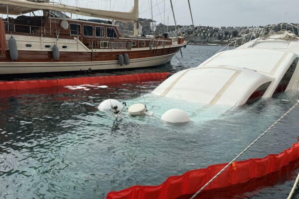 İskeleye demirli lüks yat su alıp battı