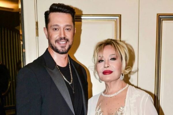 Murat Boz’la sahnede buluştu… ‘K... Murat Boz’la sahnede buluştu… ‘K...