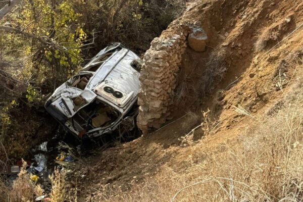 Öğrenci servisi uçuruma yuvarlandı: 14 yaralı Öğrenci servisi uçuruma yuvarlandı: 14 yaralı