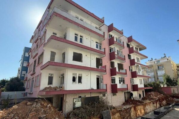4 katlı metruk binada yangın çıktı: 1 erkek cesedi...