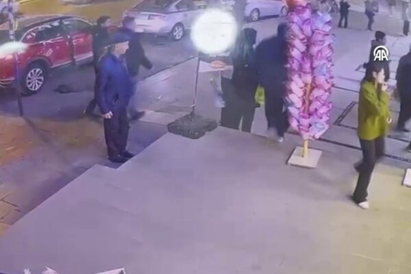 Kahreden son… Üzerine vitrin düştü! Kahreden son… Üzerine vitrin düştü!