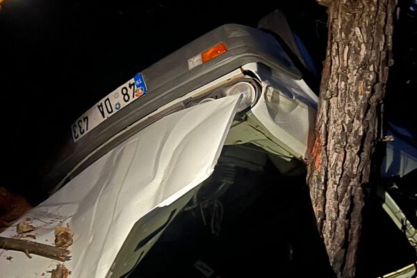Otomobil uçuruma yuvarlandı… 2 yaralı! Otomobil uçuruma yuvarlandı… 2 yaralı!