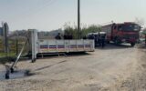 Trenin çarptığı kamyonet ikiye bölündü