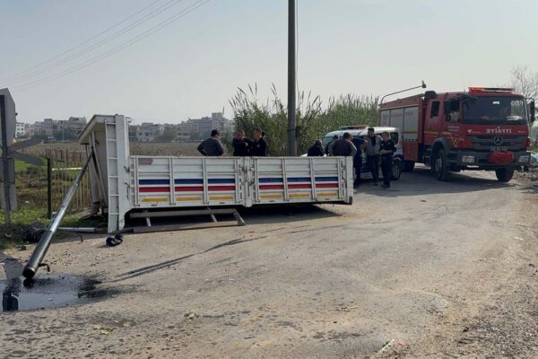 Trenin çarptığı kamyonet ikiye bölündü Trenin çarptığı kamyonet ikiye bölündü