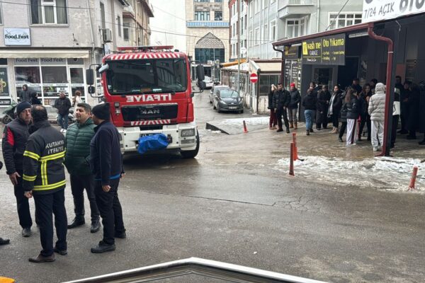Baca yangını: 3 kişi dumandan etkilendi! Baca yangını: 3 kişi dumandan etkilendi!