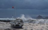 Bodrum’da fırtına: Tekneler karaya oturdu, feribot... Bodrum’da fırtına: Tekneler karaya oturdu, feribot...