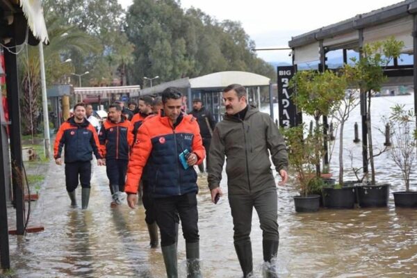 Köyceğiz Gölü taştı… Kordonu su bastı! Köyceğiz Gölü taştı… Kordonu su bastı!