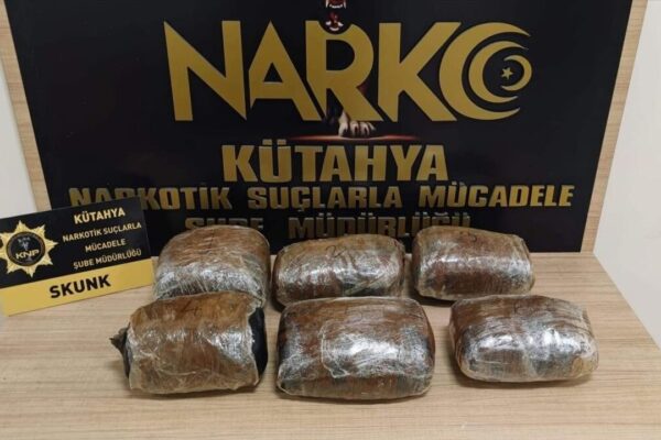 Kütahya’da uyuşturucu operasyonu: 12 zanlı t... Kütahya’da uyuşturucu operasyonu: 12 zanlı t...