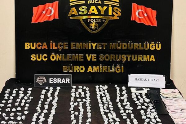 İzmir’de evinde uyuşturucu bulunan şüpheli t... İzmir’de evinde uyuşturucu bulunan şüpheli t...