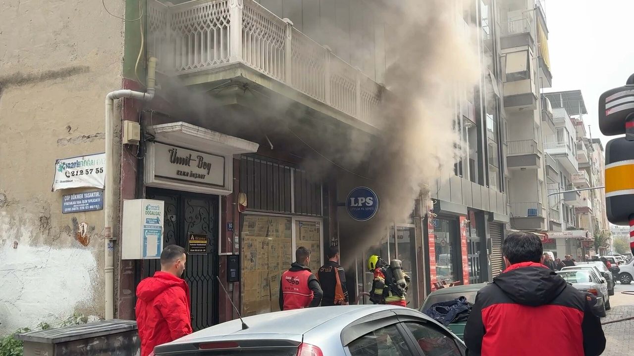 Şarjda patlayan batarya iş yerini yaktı!