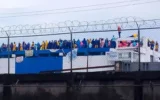 Cezaevi isyanı: Mahkumlar çatıya çıkıp yatakları a... Cezaevi isyanı: Mahkumlar çatıya çıkıp yatakları a...