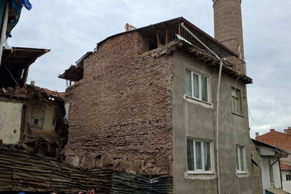 Korkutan göçük: Ev tahliye edildi! Korkutan göçük: Ev tahliye edildi!