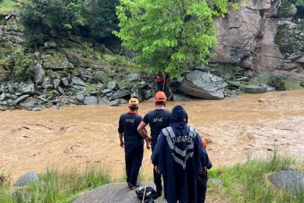 Korku dolu anlar: İki kardeş derede mahsur kaldı