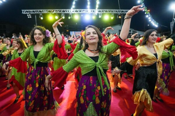 Gaziemirliler baharı coşkuyla karşıladı Gaziemirliler baharı coşkuyla karşıladı