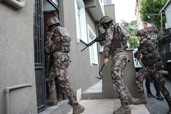 İstanbul’da 3 ilçede suç örgütüne operasyon:... İstanbul’da 3 ilçede suç örgütüne operasyon:...