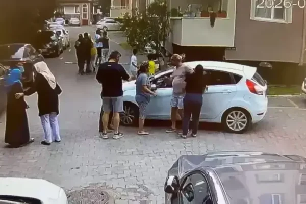 ‘Yavaş git’ kavgası: Aileler de dahil ... ‘Yavaş git’ kavgası: Aileler de dahil ...