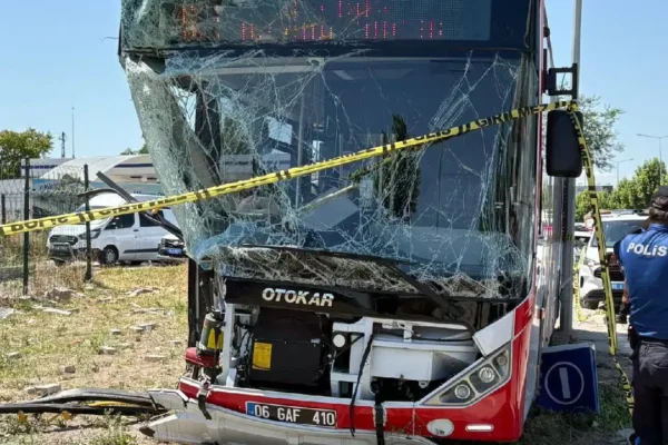 Belediye otobüsü kaza yaptı: Ölü ve yaralılar var