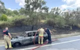Otomobilde çıkan yangın yol kenarındaki ağaçlara s...