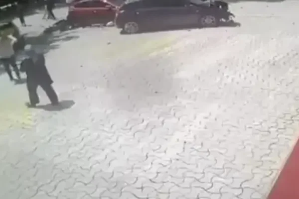 Kırmızı ışıkta geçen sürücü anne-kızın ölümüne ned... Kırmızı ışıkta geçen sürücü anne-kızın ölümüne ned...