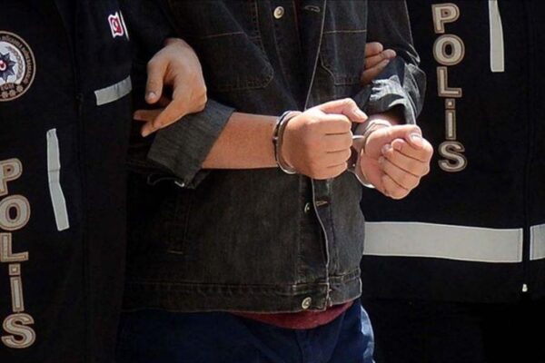 Kendini polis olarak tanıttı: Yaşlı kadını dolandı...