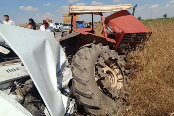 Otomobil park halindeki traktöre çarptı: 3 ölü, 1 ...