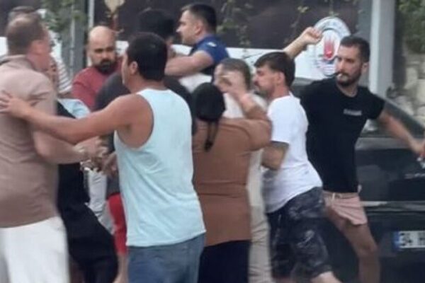 Yol kavgasında 4 kişiyi bıçakladı! Yol kavgasında 4 kişiyi bıçakladı!