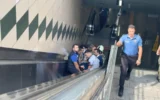 Faciadan dönüldü: Görme engelli kişi metro rayları...