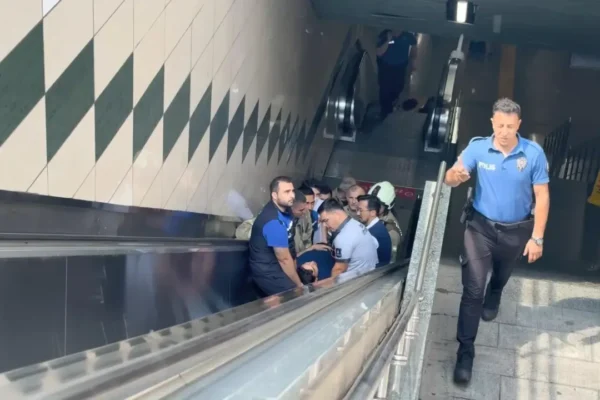 Faciadan dönüldü: Görme engelli kişi metro rayları... Faciadan dönüldü: Görme engelli kişi metro rayları...