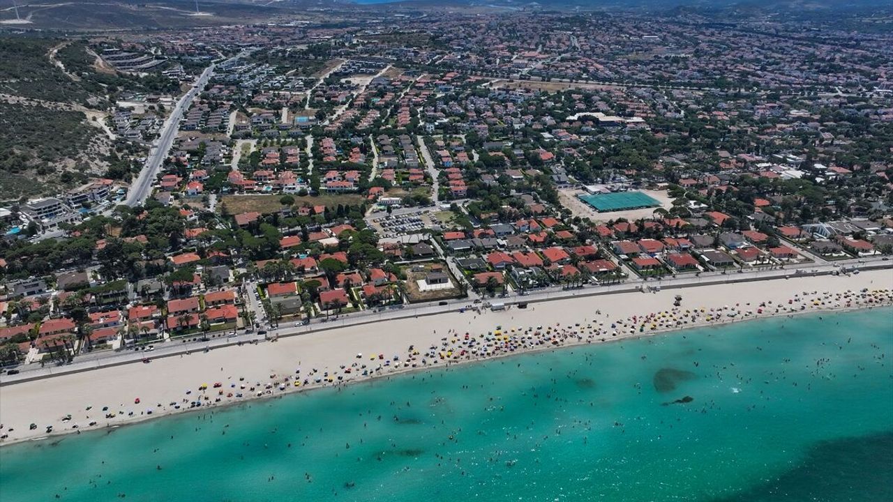 Çeşme’de plajlar doldu: Tatilciler serinliği denizde buldu