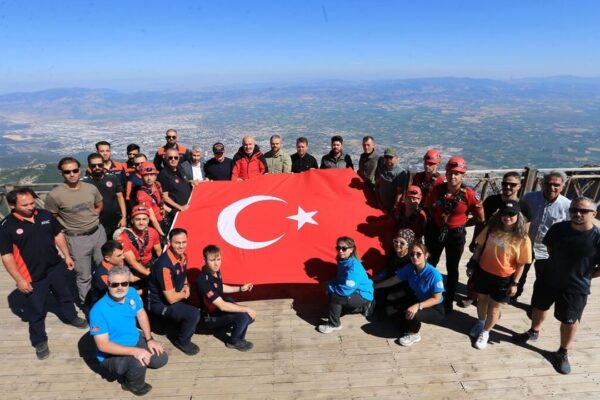 Spil Dağı zirvesindeki Türk bayrağı 15 Temmuz dola...