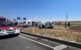Kamyon ile hafif ticari araç çarpıştı: 2 ölü, 3 ya...