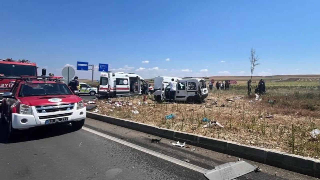 Kamyon ile hafif ticari araç çarpıştı: 2 ölü, 3 yaralı