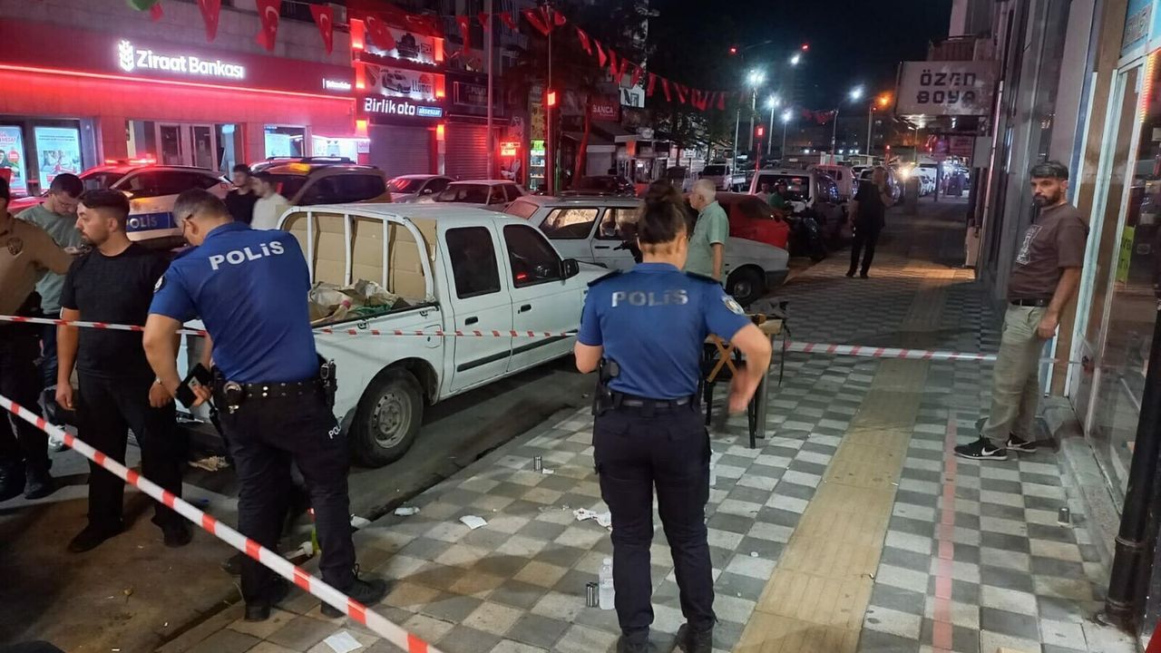 Kasklı saldırgan dehşeti: Bacağına 3 kurşun isabet etti!
