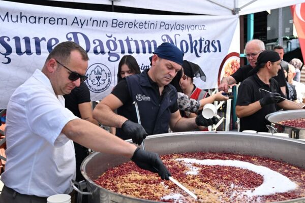 Manisa Büyükşehir’den 2 bin kişiye aşure ikramı Manisa Büyükşehir’den 2 bin kişiye aşure ikramı