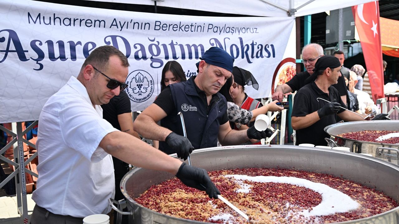 Manisa Büyükşehir’den 2 bin kişiye aşure ikramı
