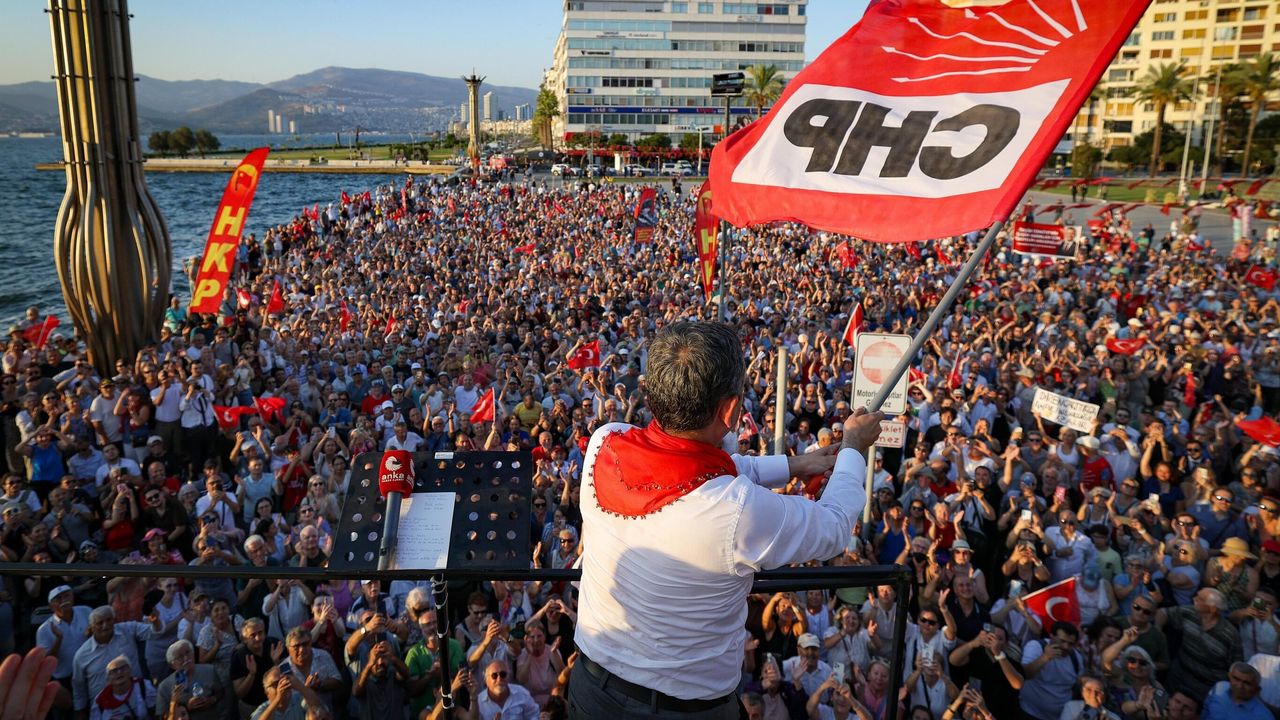 Gazeteci Sevinç açıkladı… Yeni Parti’ye İzmir’den 8 kurucu!