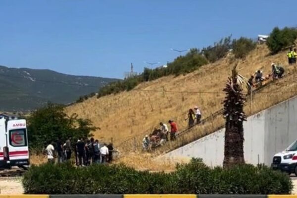 Zincirleme trafik kazası: 2 ölü, 3 yaralı! Zincirleme trafik kazası: 2 ölü, 3 yaralı!