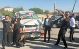 Düğünde arkadaşları, damada hurda otomobil hediye ... Düğünde arkadaşları, damada hurda otomobil hediye ...