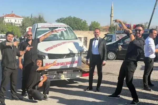 Düğünde arkadaşları, damada hurda otomobil hediye ...