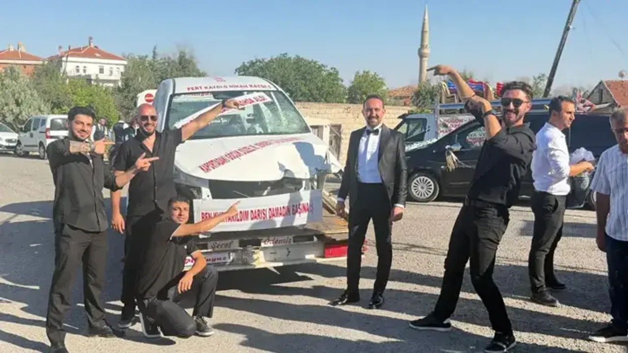 Düğünde arkadaşları, damada hurda otomobil hediye etti