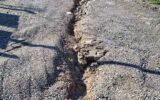 Karaburun’da site sakinlerinden bozuk yol te...