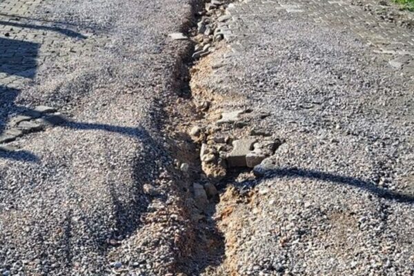 Karaburun’da site sakinlerinden bozuk yol te... Karaburun’da site sakinlerinden bozuk yol te...