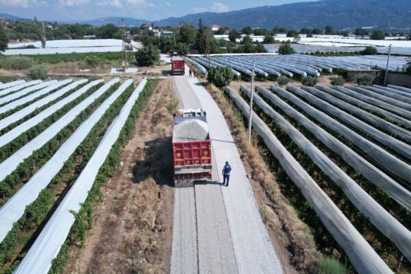 Sarıgöl’de üzüm hasadı öncesi üreticiye yol müjdes... Sarıgöl’de üzüm hasadı öncesi üreticiye yol müjdes...